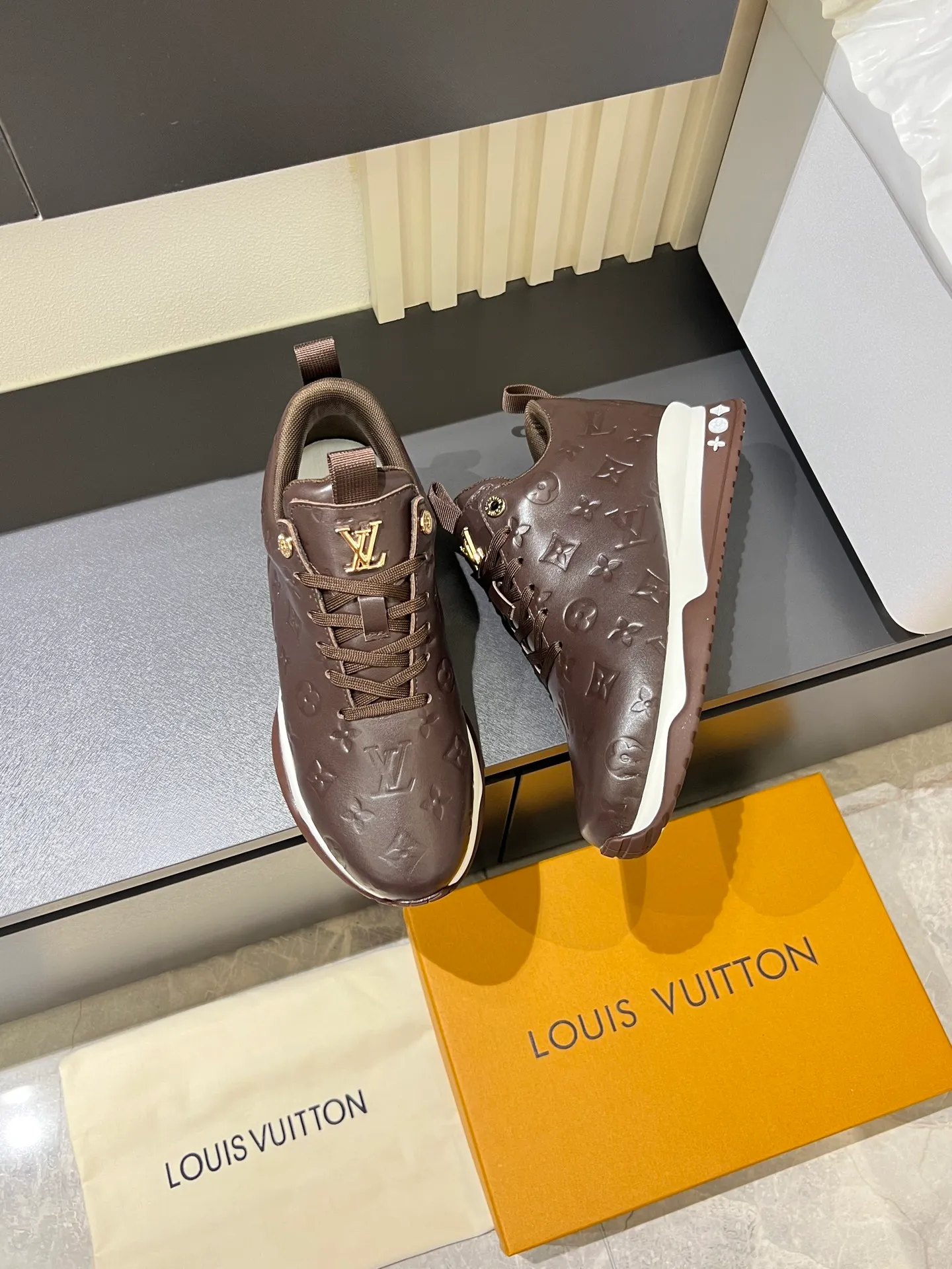 p520 "LOUI* VUITTO*" popular men's casual shoes, genuine development in Italy💯purchasing level quality✔️The upper is made of first-layer cowhide, comfortable and soft sheepskin feet⚡️Fashionable and versatile, the toe last shape is firm and full, and the soles are made from original LV molds and can be freely entered and exited the counter. Light and comfortable on the feet~Purely handmade, details determine quality! Size:39-44!